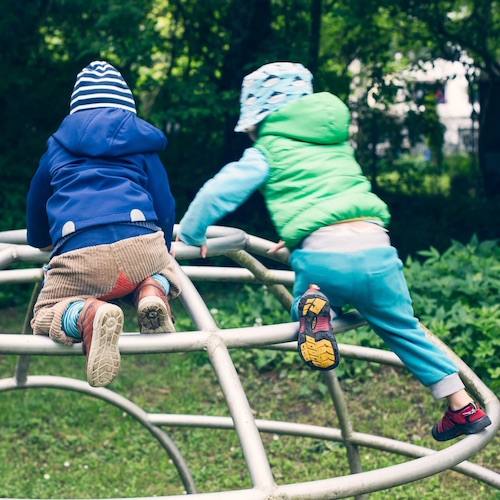 Zwei Kinder auf dem Klettergerüst