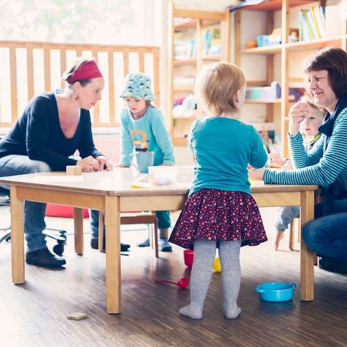 Kinder zusammen mit den Erzieherinnen