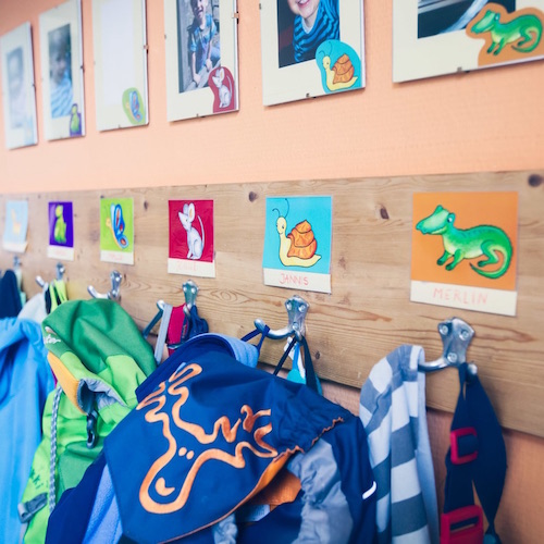 Die Jacken der Kinder an der Garderobe